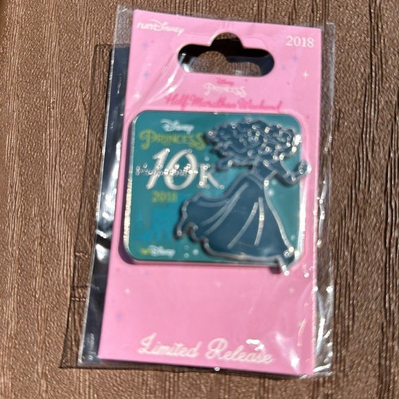 Disney Trading Pins 2018 Enchanted 10k Run Disney set of 2 NWT - Picture 6 of 7